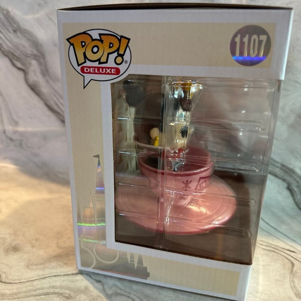 Queen of hearts funko pop 1107. Listing #1 - Picture 5 of 6